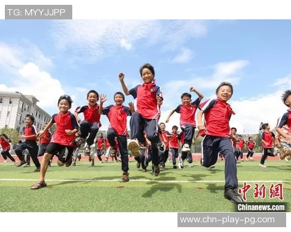 小学足球场的美丽风景与孩子们的快乐时光相伴随